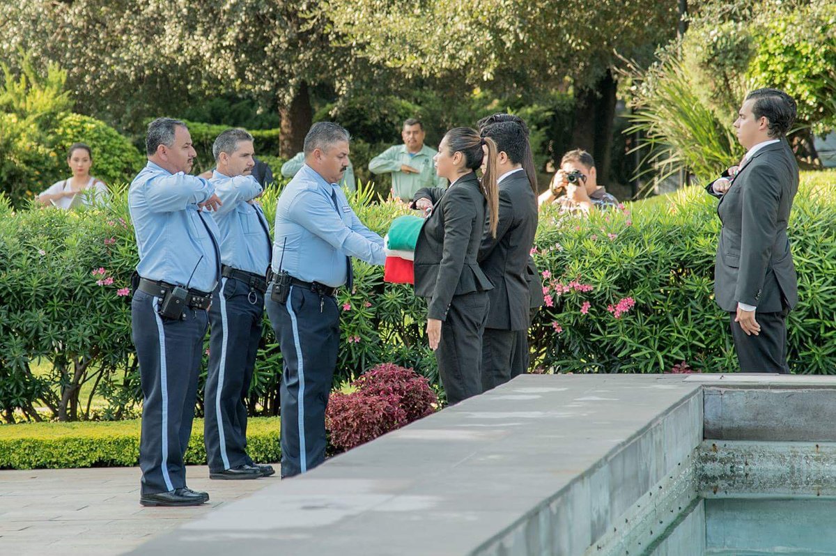 clarissaguevar's tweet photo. Es mi bandera, la enseña nacional (8) ¡Celebremos lo que somos! #MX180 #NosToca Día de la bandera 🇲🇽 https://t.co/PszzeuTPA2