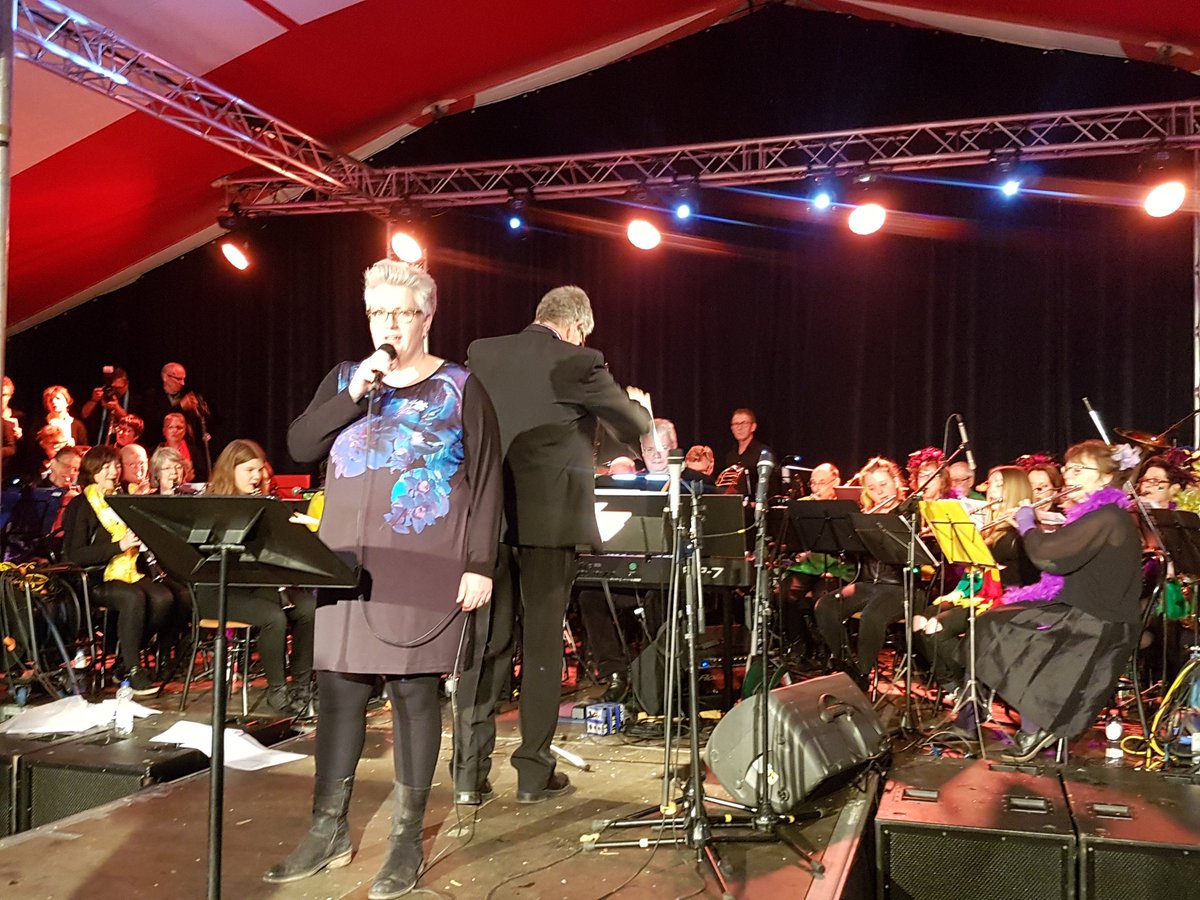 LiannevdBoogaar's tweet photo. #RommelgatsBaoske #2017 #RonEliëns tijdens a #meezing #spektakel in @GemeenteVhn met 1000 meezingers een fantastisch feest! @WTCEindhoven https://t.co/m80OBcFvDG