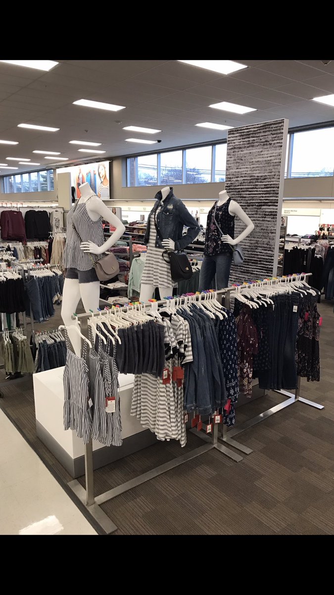 Momoshue's tweet photo. Shades of blue and gray on this late rainy day 🌧💙 #T2860 https://t.co/YP52ZmGGNW