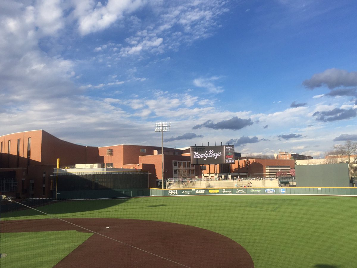 MurseBrett's tweet photo. Sunny and 79 at The Hawk #vandyboys https://t.co/a8OZmDMnQb