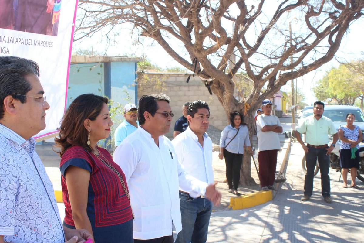 marianabenitezt's tweet photo. En Santa María Jalapa del Marqués inauguramos la calle 3ra Oriente del Barrio Juárez, gestionada con recursos del #PEF2016 https://t.co/yv0RVfAuge