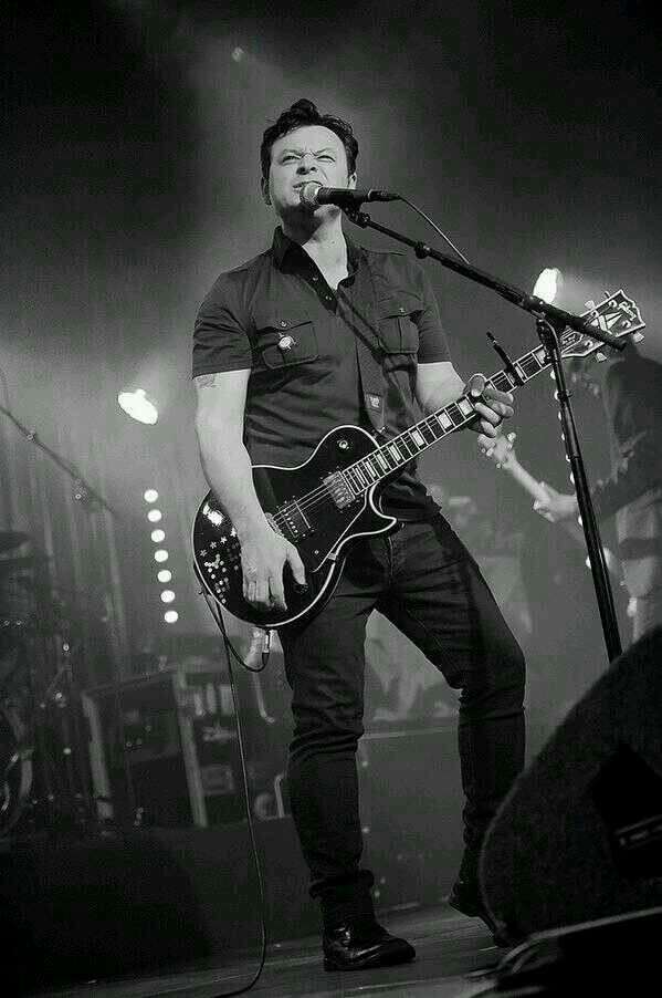 FYMSP's tweet photo. James Dean Bradfield doing what he does best: singing &amp; playing. Keep on making music! #JDBFilthyFriday https://t.co/6VOtDwVIO9