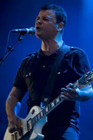 FYMSP's tweet photo. James Dean Bradfield doing what he does best: singing &amp; playing. Keep on making music! #JDBFilthyFriday https://t.co/6VOtDwVIO9