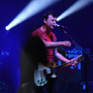 FYMSP's tweet photo. James Dean Bradfield doing what he does best: singing &amp; playing. Keep on making music! #JDBFilthyFriday https://t.co/6VOtDwVIO9