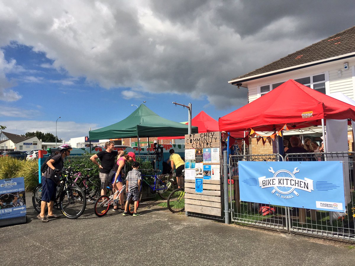 BikeAKL's tweet photo. All go at the first Pt Chev Bike Kitchen! Fix-ups, donations of old bikes, pedal powered bike smoothies, obstacle course, bike path info... https://t.co/GAGYzfWDwC