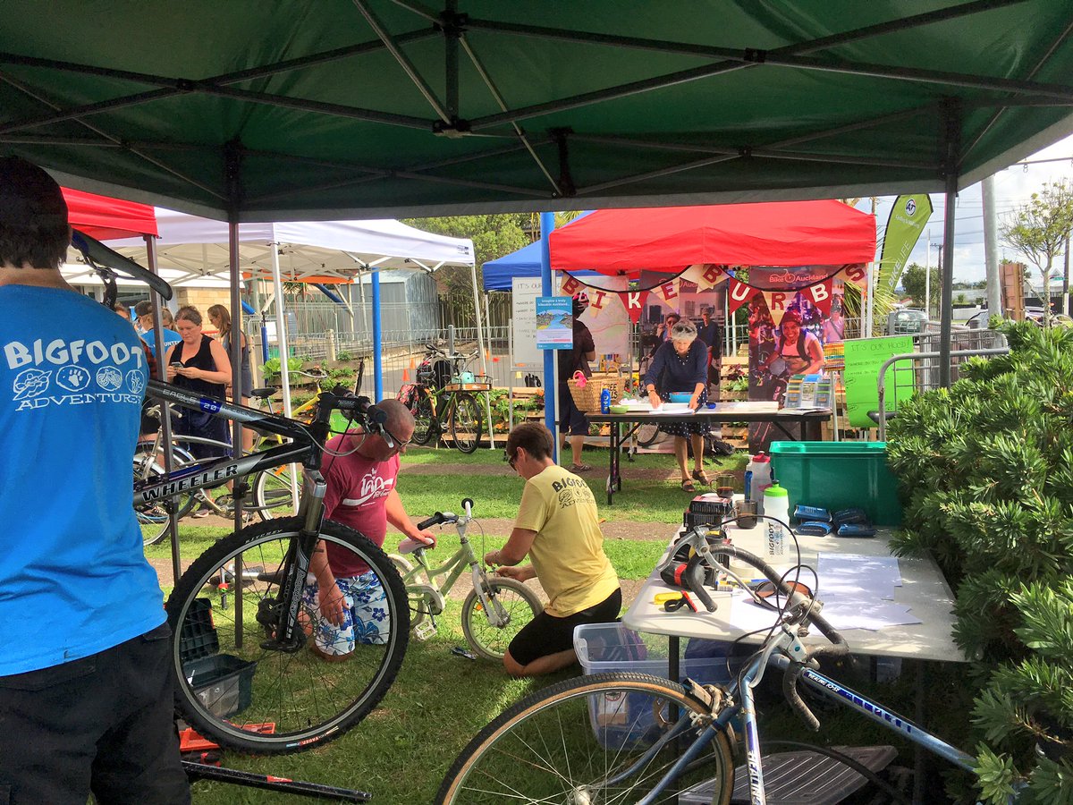 BikeAKL's tweet photo. All go at the first Pt Chev Bike Kitchen! Fix-ups, donations of old bikes, pedal powered bike smoothies, obstacle course, bike path info... https://t.co/GAGYzfWDwC