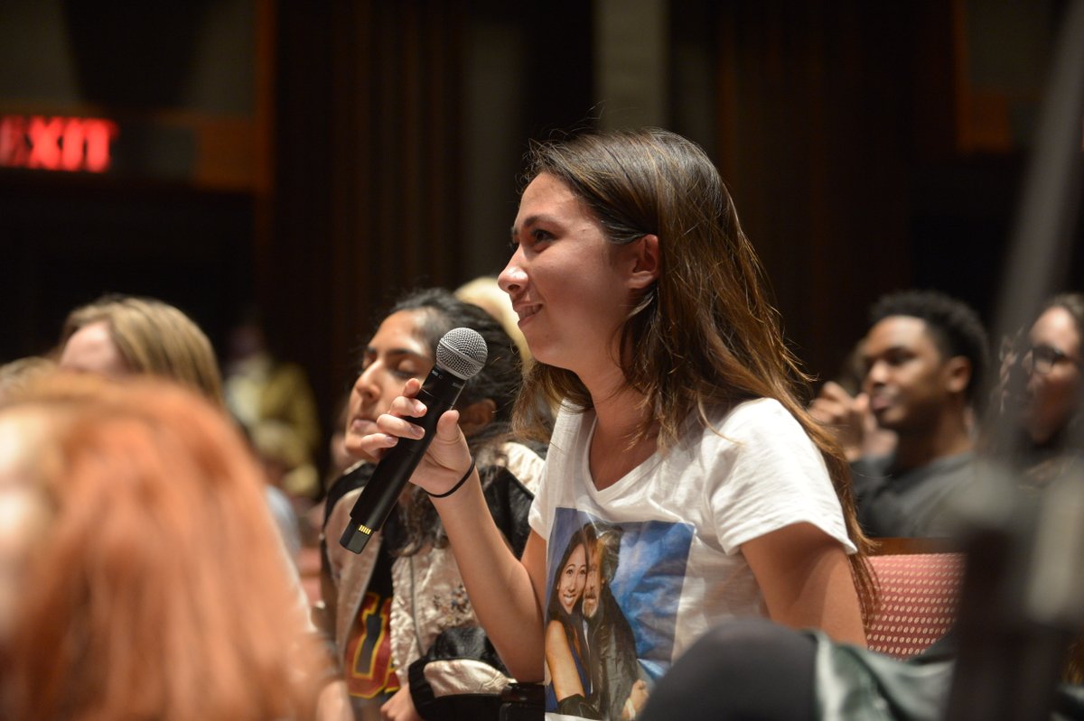 USC's tweet image. #ICYMI: @HamillHimself dropped in on a Star Wars class at @USCCinema! It's nice being in Hollywood's backyard 😎🎬 ✌🏽