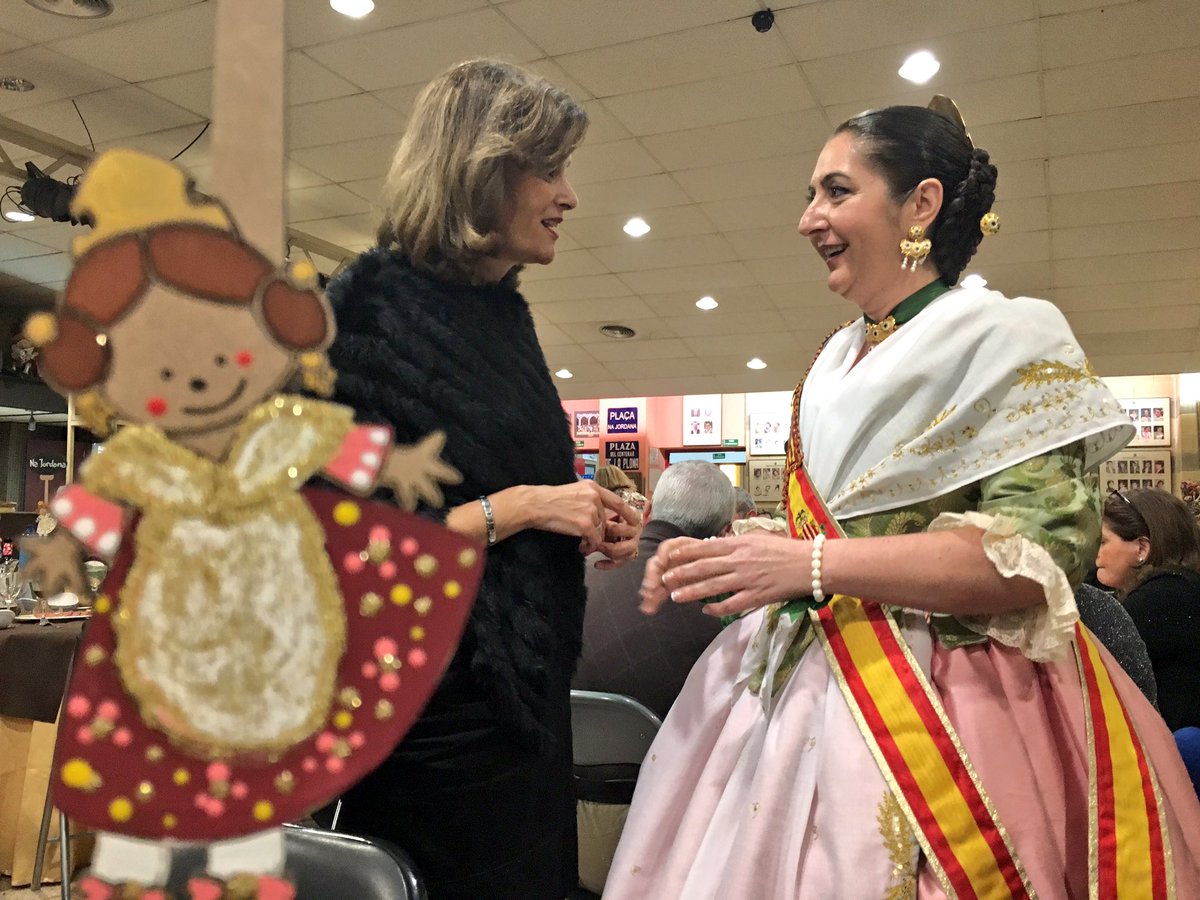 PSOEValencia's tweet photo. Gaudint dlel #germanorfaller #Falles2017 amb @najordana #Jordanersdhonor 🔥💥 #FallesUnesco https://t.co/Q20vrmgar9
