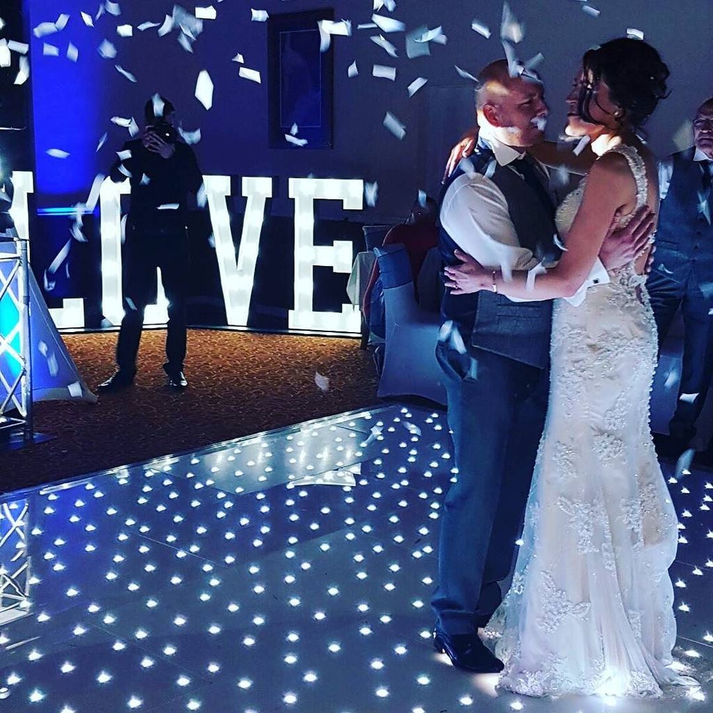 BoothTasticUK's tweet photo. Our LOVE lights are the perfect backdrop for the 1st dance #boothtastic #hire #wedding #lo… https://t.co/Pwb6XL7Dz7 https://t.co/DIjqS6cR3u