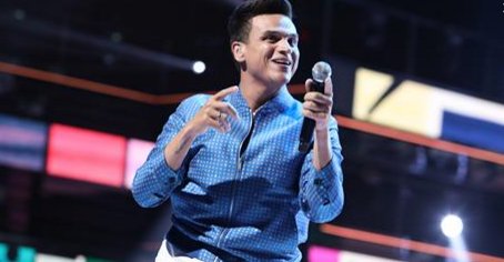 Univision's tweet photo. @SilvestreFDC cerró con broche de oro la noche de #PremioLoNuestro.  https://t.co/jUACHxGjMp https://t.co/OutsGz9P08