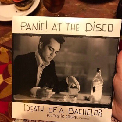 panicupdating's tweet photo. 7" vinyl and guitar pics you recieve with your VIP package 
#DOABCT 
📸:@sixela_starr https://t.co/yqykxUttav
