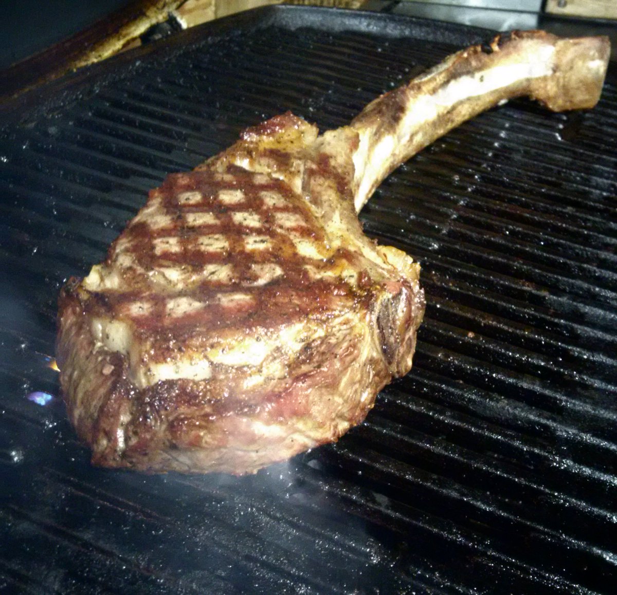 _AndyHofer_'s tweet photo. @WeberGrills Just bout overworked the #Weber tonight. #tomahawk #mansteak https://t.co/bGd1PKX00d