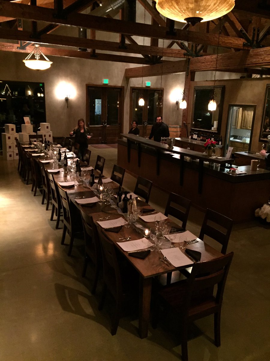 smasnecellars's tweet photo. Private dinner with County Line Executive Chef Kyle Hunter. #YakimaValley #WAwine https://t.co/s8XldTBRN1