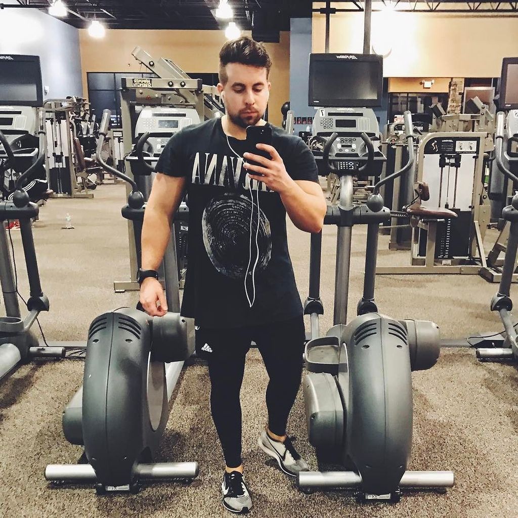 DanielSmithFit's tweet photo. Calorie surplus is treating me well 😏
-
Tonight's Arm Workout
-
Warmup: 
Ez-bar curls 3x20
Tricep cable rope pushdo… https://t.co/mnBu4dlXEs