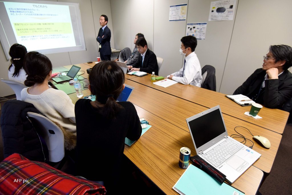 XHNews's tweet photo. All work and no play makes Jack a dull boy! Japan's #PremiumFriday early clock out day draws mixed worker reactions https://t.co/yVqmdsGFqX https://t.co/6mxm333upL