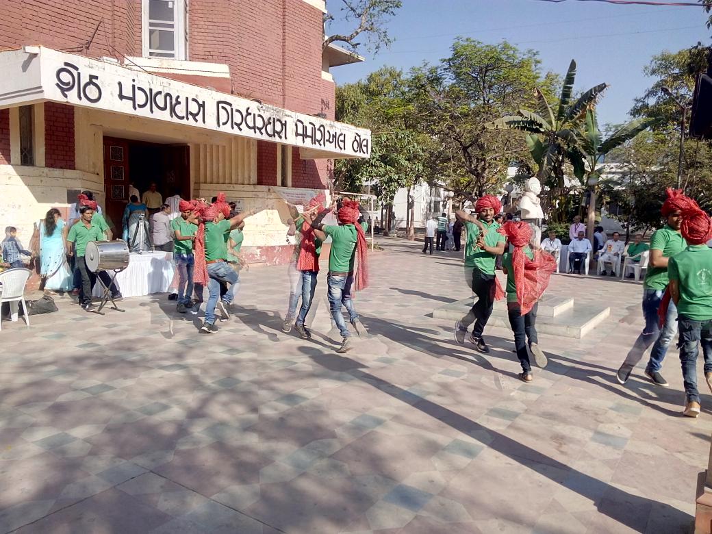 teajust's tweet photo. Colors of #Maharashtra in #Ahmedabad #lezim dance. Amrut mahotsav of #MaharashtrianCoOpBank. #lejim #dabce #culture https://t.co/STXo20G46m