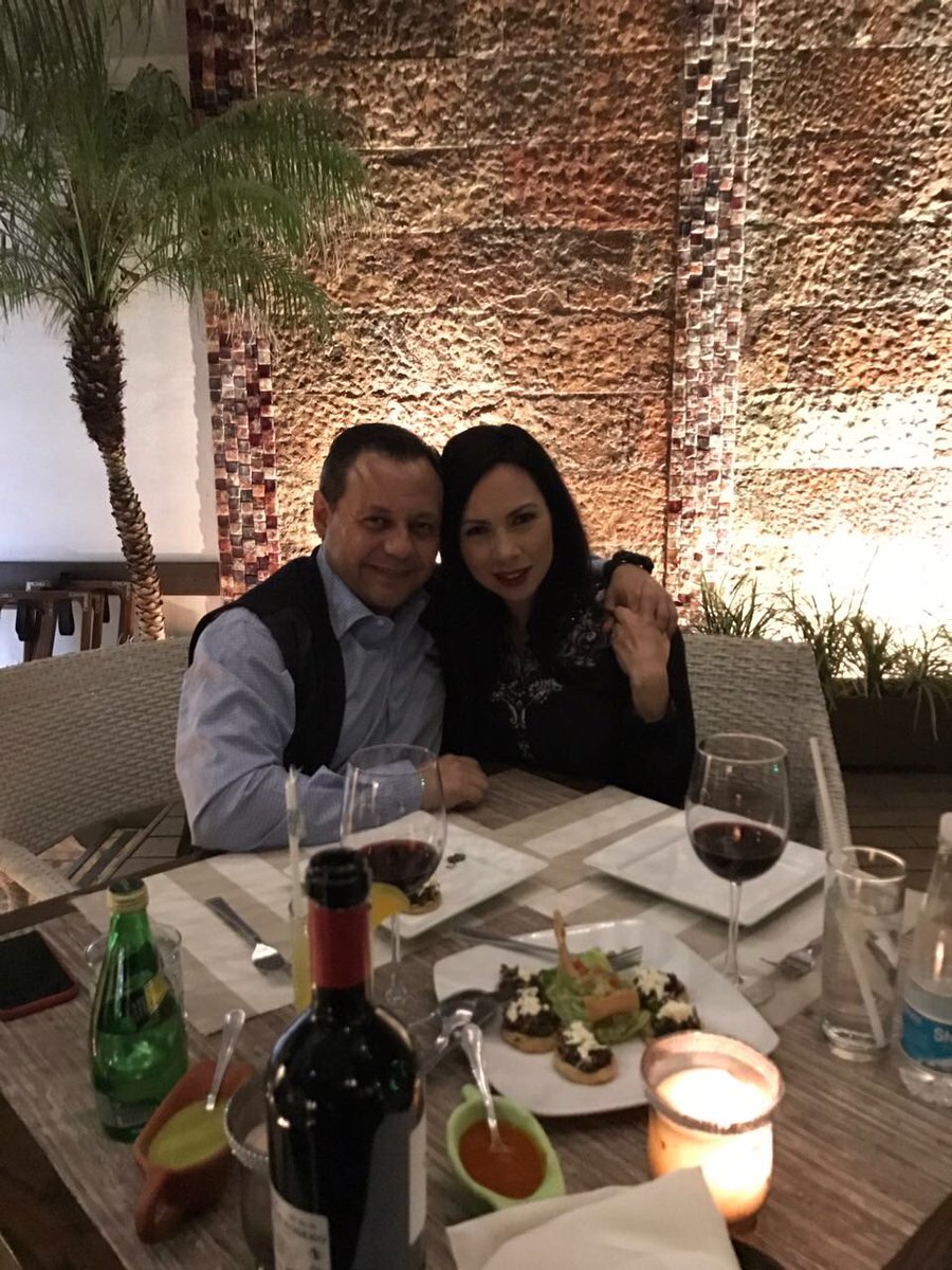 BraulioGuerraU's tweet photo. #10añosdeCasados Celebrando con @Maferqro Gracias por este tiempo Mor y por mi gran tesoro, nuestros hijos. https://t.co/Cbj29jA3zT