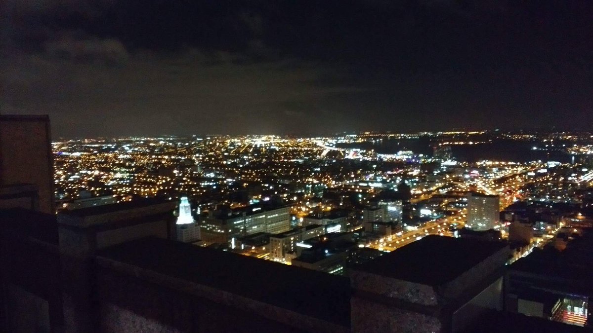 the_other_jeff's tweet photo. The view from. The 51st floor lounge. In February. #DigSoc2017 https://t.co/rCbpqLuC2S