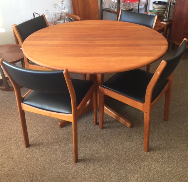 AtticTreasuresV's tweet photo. #SolidTeak Dining Room Table with One Large Leaf, #Midcenturymodern, $999,
D48" Leaf 20" Chairs $799 set https://t.co/mkLZqEzOZW
