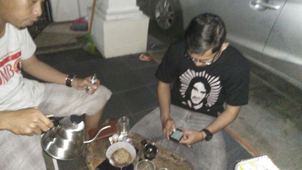 aremilania's tweet photo. ngopi bareng semalem.. late post ☕🤘 https://t.co/WXNsVxCiSk