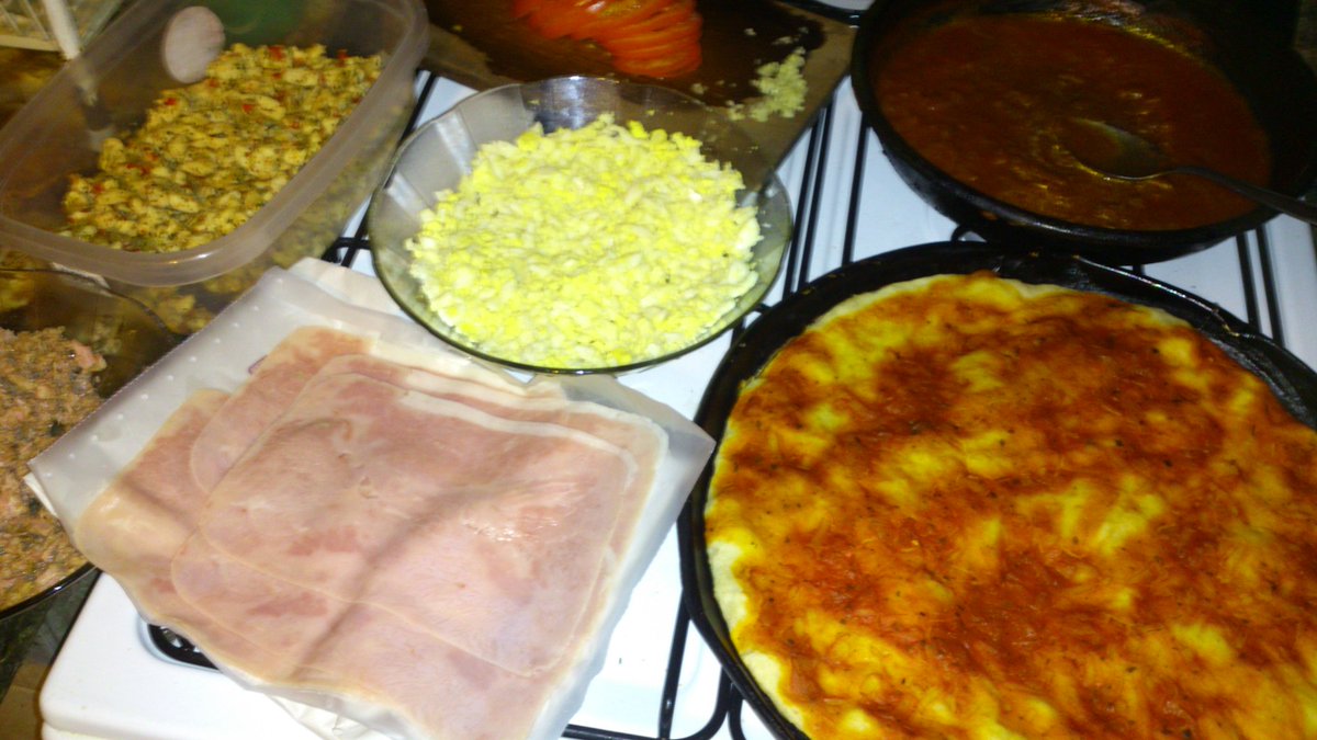 XiimeVivas's tweet photo. Me dieron ganas de comer pizza y bueno... Bien completituuu!! #Viernes #Pizza #Familia https://t.co/V5uFKaooh4