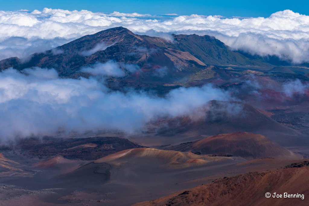 jfbenning's tweet photo. Haleakala Crater https://t.co/uXCvxes5rJ https://t.co/9IIe4lSutF