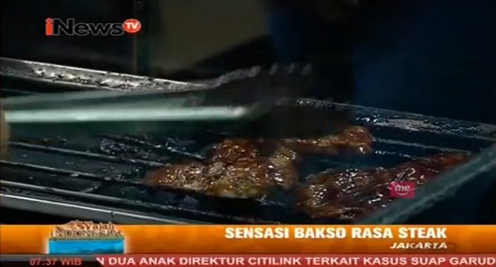 SeputariNews's tweet photo. Menikmati kuliner unik di Jakarta, bakso rasa steak yang berikan sensasi berbeda nan lezat. #WajahIndonesia https://t.co/4uIzDla5D3