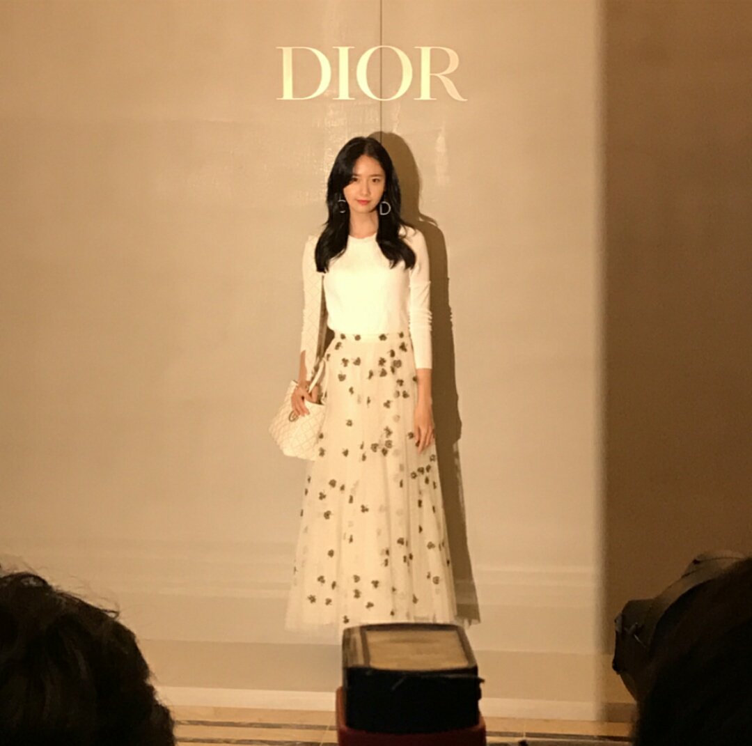 [PIC][24-02-2017]YoonA tham dự sự kiện "DIOR 2017 S/S Collection Pop Up Store" vào tối nay - Page 2 C5eMhXrVAAAs90b
