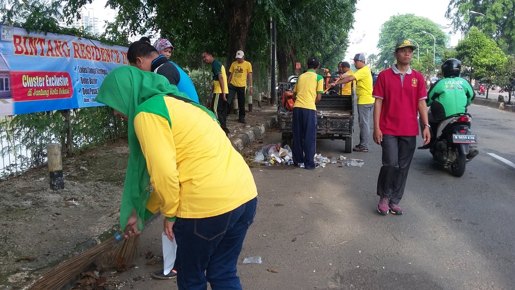 kel_kayuringin's tweet photo. K3  gabungan jl KH noer ali kalimalang https://t.co/uekYxeZsa4