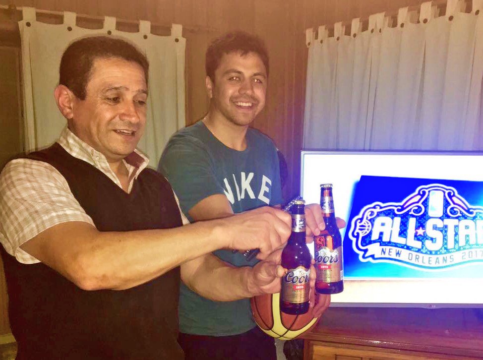 CSoussi's tweet image. Desde la capital del basquetbol chileno, disfrutando con mi hijo del #NBAAllStar junto a unas @CoorsChile #COORSNBACL