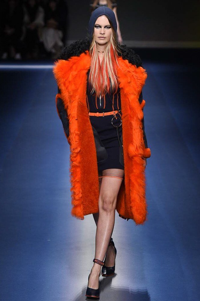 FansBehati's tweet photo. Behati Prinsloo walking for Versace #MFW https://t.co/2XZVEG3HZC