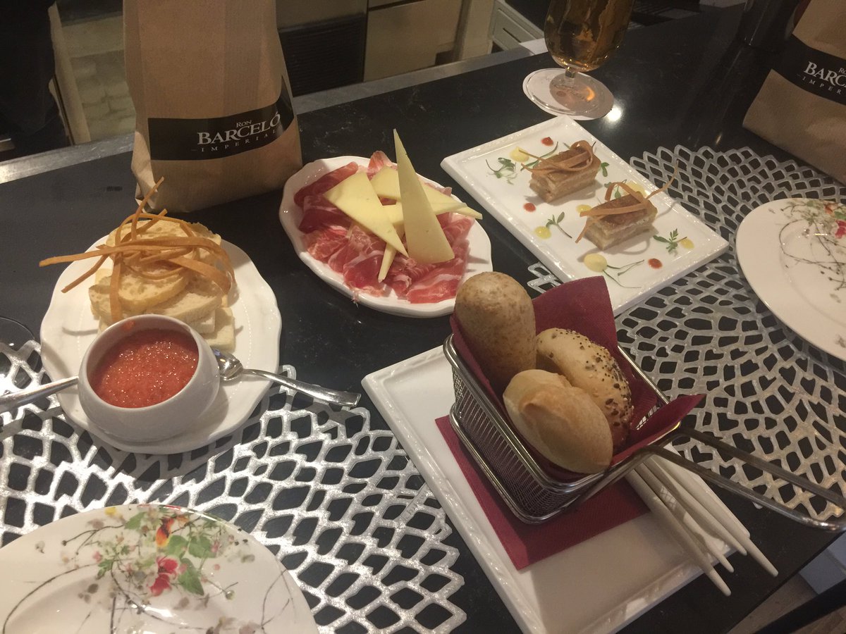 NuriaMarchCom's tweet photo. En un momento #byronhogan te prepara una tapita #deluxe tercer dia #letsgofordinner https://t.co/4vvX91Wm0W