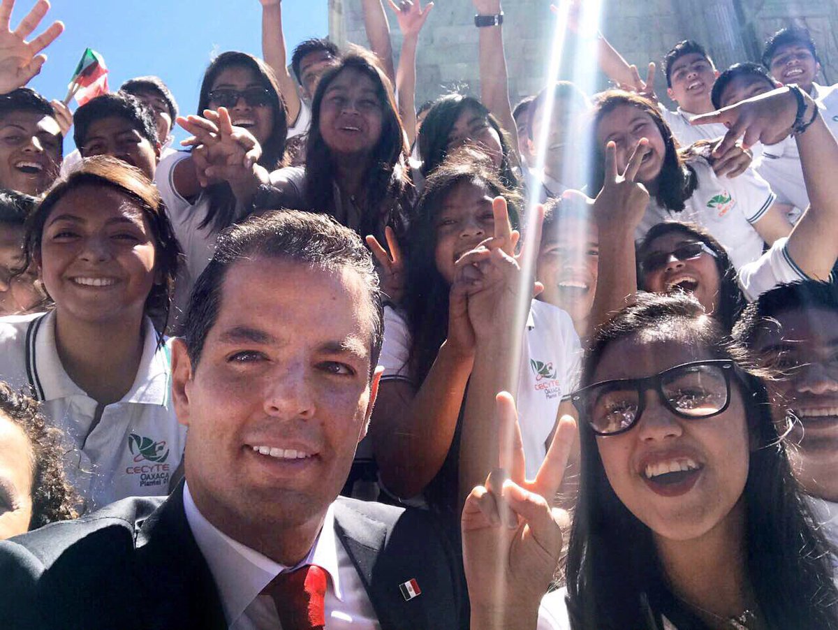 alejandromurat's tweet photo. Enseñemos a nuestros niños el valor de nuestra bandera, orgullo que palpita en el corazón de cada uno de las y los mexicanos. https://t.co/CAz4hSxPu6