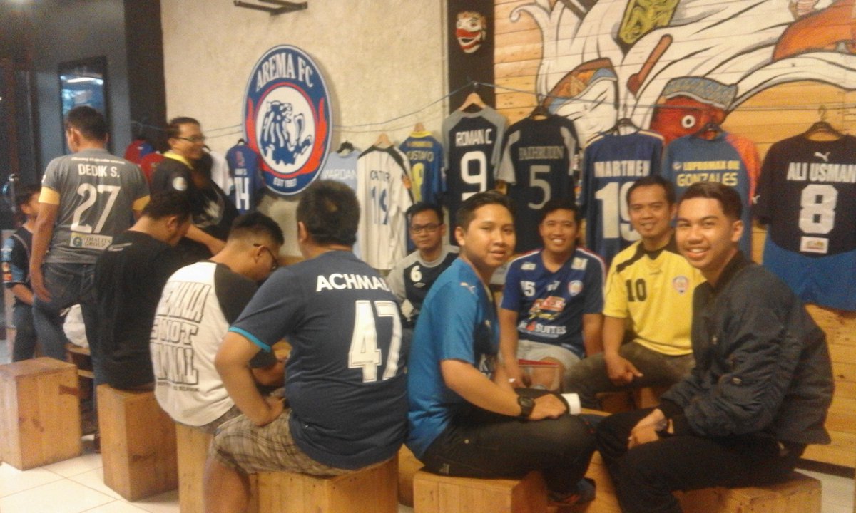 Kjerseymalang's tweet photo. Minigathering di ruang ganti AREMA FC
#latepost https://t.co/zMrDAQ7zOT