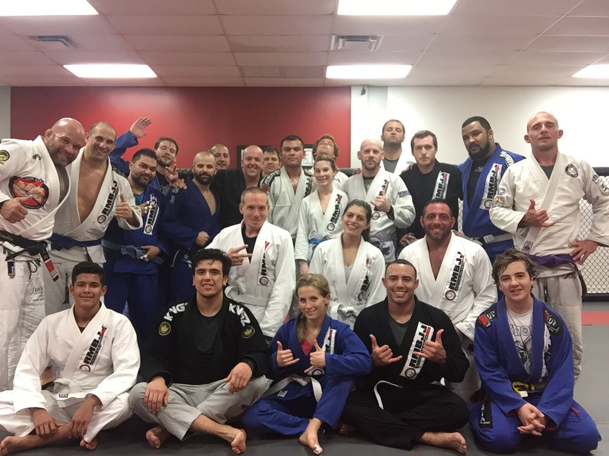 RMBJJ's tweet photo. Friday night with my FAMILIA #rmbjj #rmbjjfamily #shoyoroll #shoyorollteam #syr #syrteam #ibjjf #ibjjfpanams #2017 #preparation #bjj #gi https://t.co/cUqqFtfkPD
