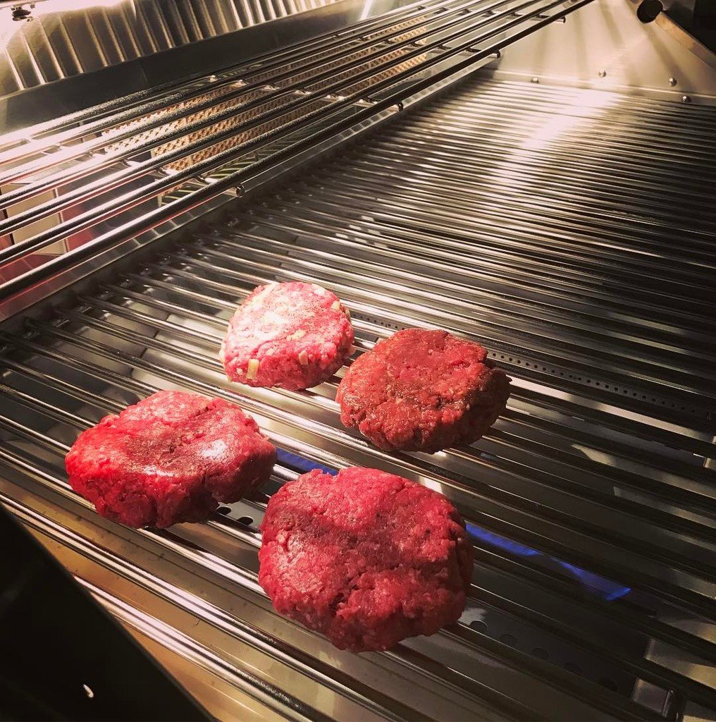 jkrelldavis's tweet photo. Four burgers, for scale, on my new mini-grill. 😜#monster #meat https://t.co/pUACRo7CaR https://t.co/AiB8MQqCTQ