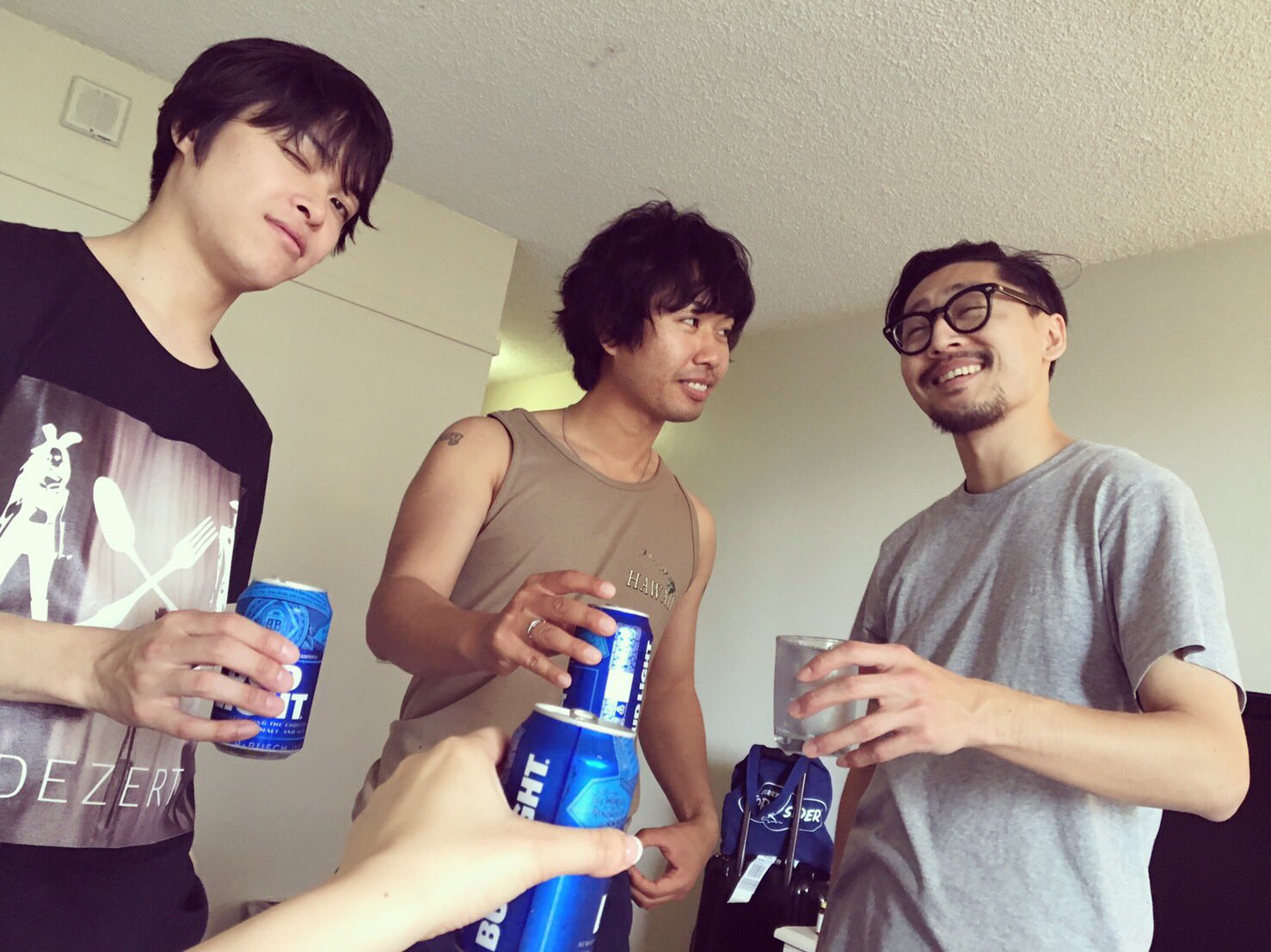 山内秀一 大好き 五つ子からついに結婚者が その式のためにハワイに来てます というわけで笹岡以外の4人で共同生活スタート まずはビール T Co Tyswznorjw Twitter