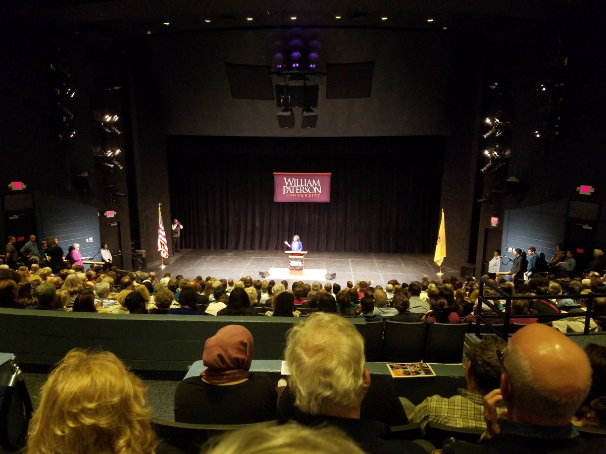 ZRyan802's tweet photo. Anita Hill answering the audience's questions, lines formed up the aisles! Touching when she received the book gift as well! #COMM2630 https://t.co/m9CoQr2qZ4