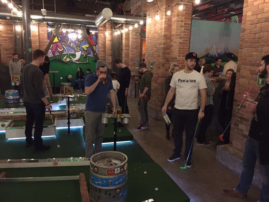 SymonPerriman's tweet image. Team @FanWide at @FlatstickPub! Happy #FanWide Friday #Flatstick @SLAWson_