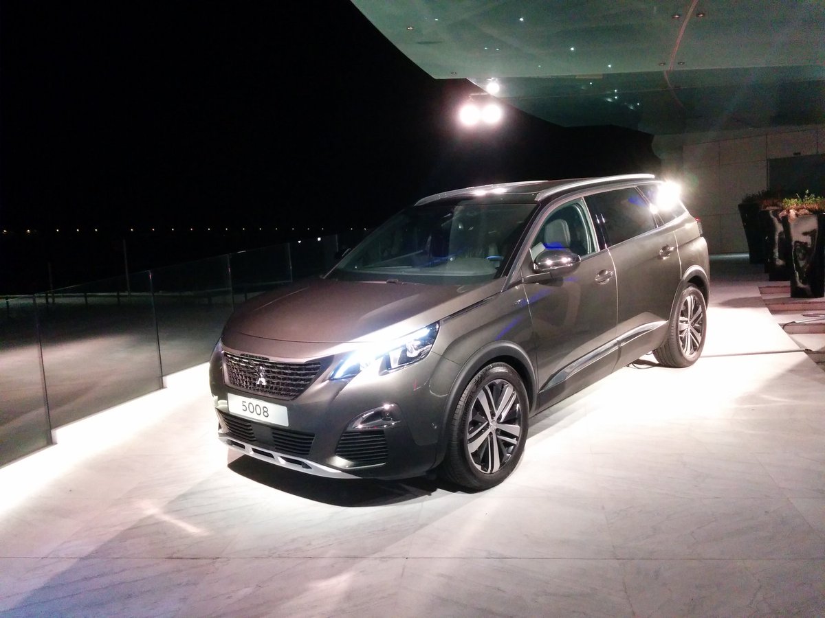 Testdriver_'s tweet photo. La bellissima #SUVPeugeot5008 di notte, aspettando il #TestDrive di domani! Anche off-road! #Peugeot #SUV #ITDlive #ITDtest #TestDrive https://t.co/QM4XJuk6Fk