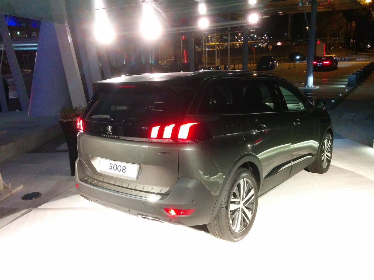 Testdriver_'s tweet photo. La bellissima #SUVPeugeot5008 di notte, aspettando il #TestDrive di domani! Anche off-road! #Peugeot #SUV #ITDlive #ITDtest #TestDrive https://t.co/QM4XJuk6Fk
