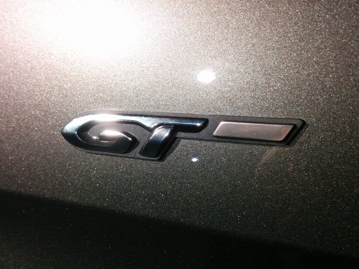 Testdriver_'s tweet photo. La bellissima #SUVPeugeot5008 di notte, aspettando il #TestDrive di domani! Anche off-road! #Peugeot #SUV #ITDlive #ITDtest #TestDrive https://t.co/QM4XJuk6Fk