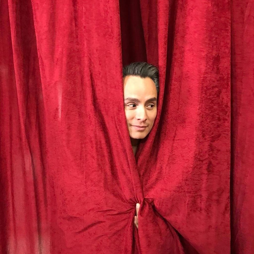 MarcMenabeauty's tweet photo. If I'm not doing the red carpet for the oscars 🚶🏻I'm definitely doing the red curtain #osc… https://t.co/Uv1YOa7aGt https://t.co/7Ol1JTLDPh