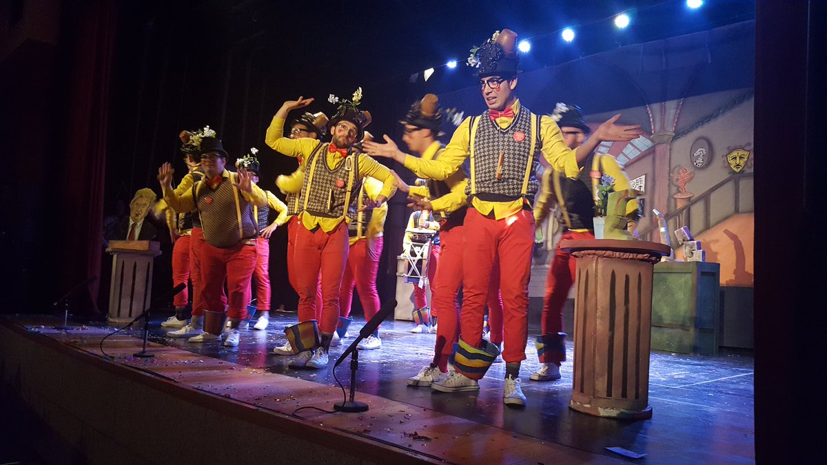 Estamos viviendo en directo la actuación de <a href="/LosFeosTbCantan/">Esto Es Pa Cagarse 🎭</a> (Mandame la ubicación...) #Carnaval2017RT