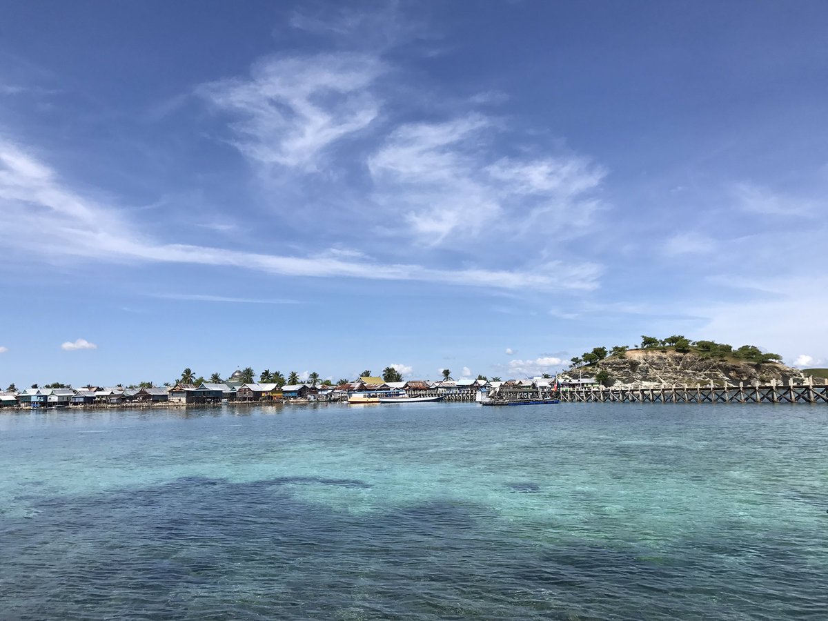 motulz's tweet photo. Pulau Messah, dihuni nelayan ikan dan cumi, tapi bulan2 ini tdk musim cumi. Kering dan gersang krn tidak ada sumber air tawar #FloresTrip https://t.co/lmA4nxXHAb