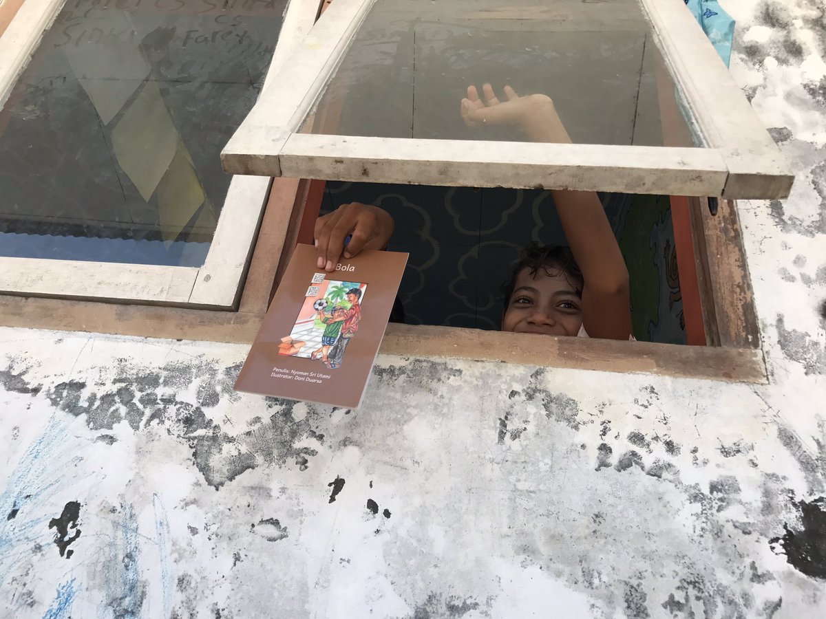 motulz's tweet photo. Bangunan sekolah seadanya, SD Pulau Messah.. Para gurunya datang dari Bima - #FloresTrip https://t.co/Fbk7Y2tuBT