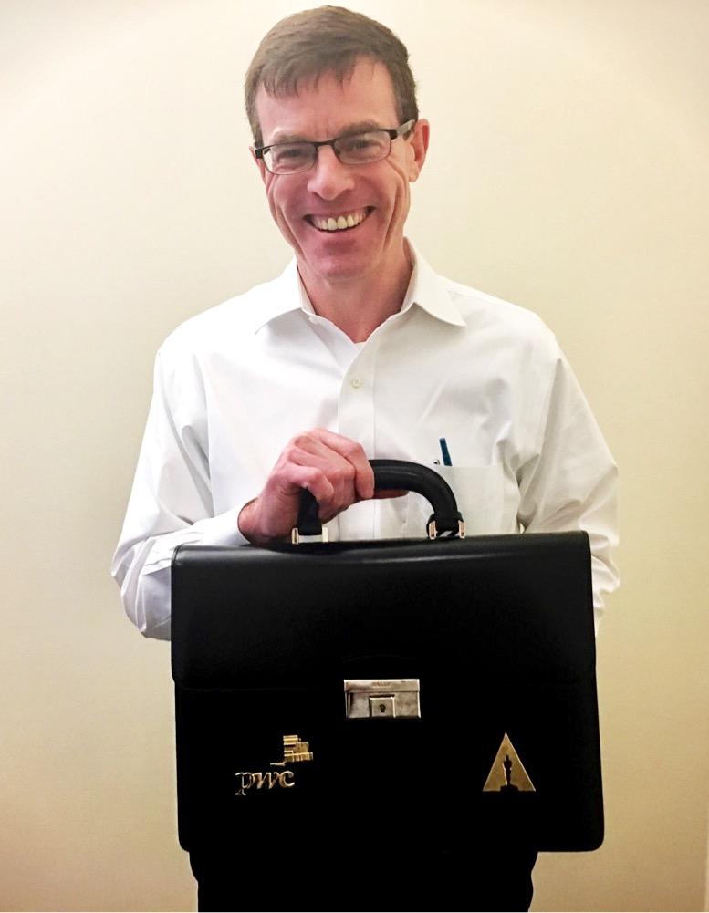 Timothy_F_Ryan's tweet image. I&apos;m off to The Oscars -- see you on the Red Carpet! #ballotbriefcase #pwcredcarpet