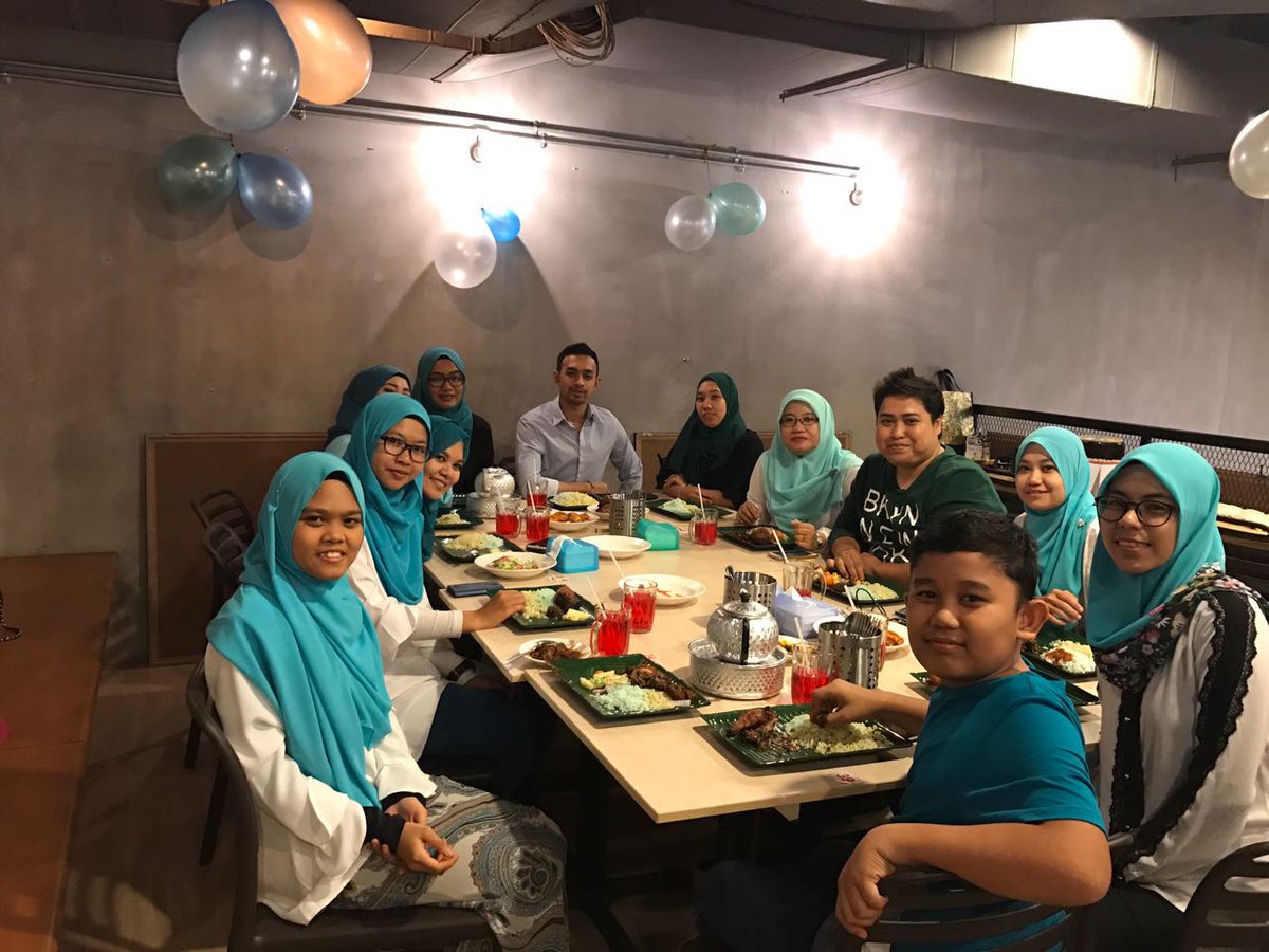 farez_fc's tweet photo. HI TEA WITH FAREZ RIDZWAN🍃 #19022017 #frempires #hakimi #farezridzwan #diasemanishoney 🐝 https://t.co/HyJQCJCjDG https://t.co/CFp1yWPg2K