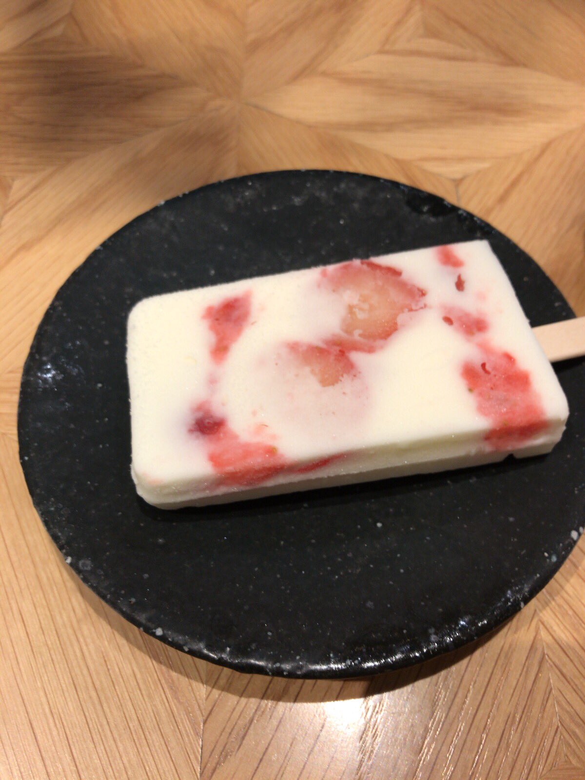 さくま あきら 東京ミッドタウン パレタスカフェ タコライス アイスクリームがいっぱいあったので いちごミルクを食べる さくまのいちごミルクだ