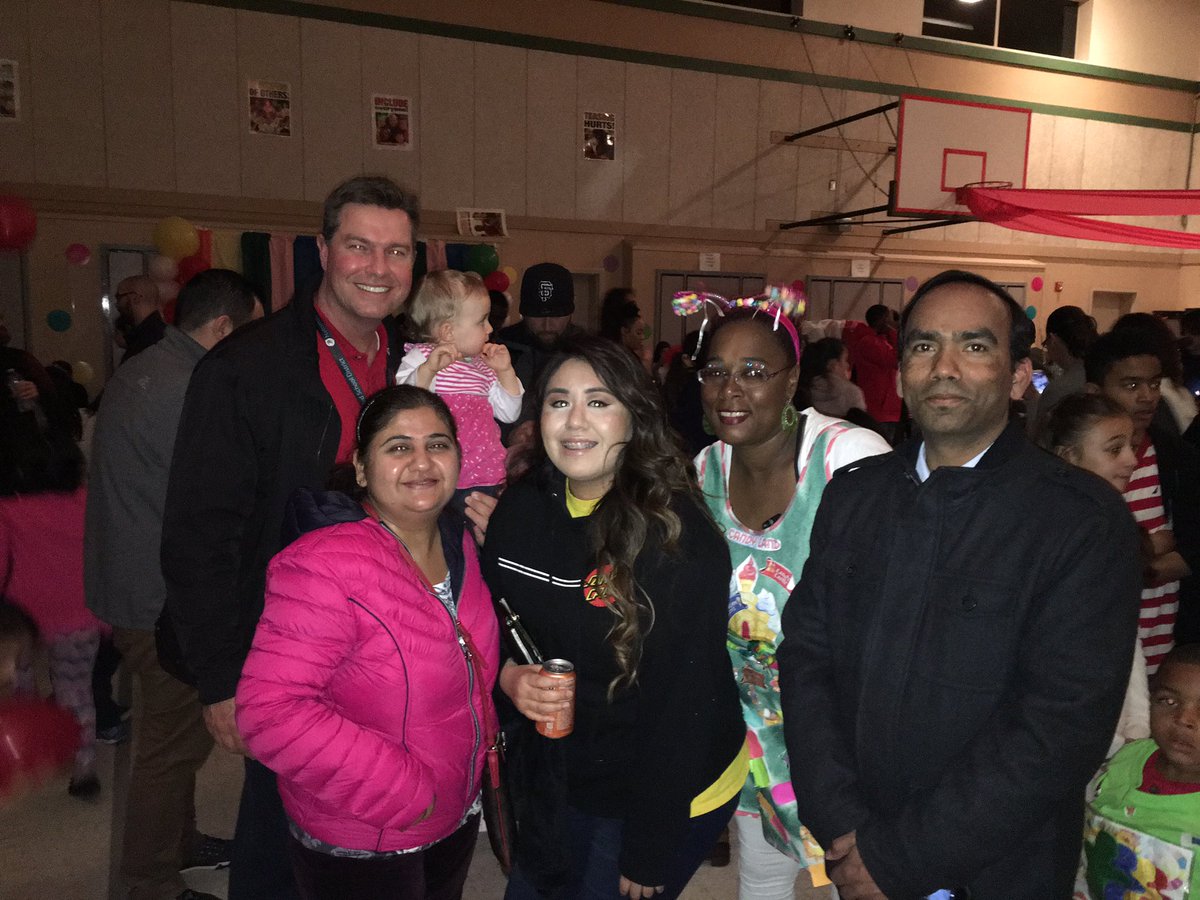 outdated_acct's tweet image. Great turnout @ NPE FamilyDance! #HOWL! @SOSCoatesK @MrsPraestNPE @dlynn_g_esc